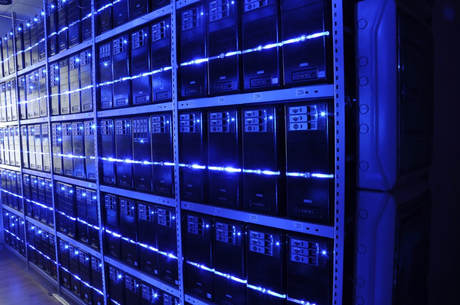 Rows of servers in a data-center hall, photographed by BalticServers and used under CC BY-SA 3.0, as the inline image for a ThriveInMarkets review of Ray Dalio's argument that AI can be a real technology and still be financed like a bubble