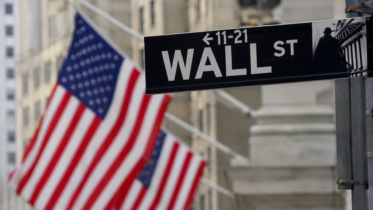 A Wall Street sign marked WALL ST with an American flag behind it, used as the ThriveInMarkets evening-review inline image for Monday September 7 2026, when the New York Stock Exchange and Nasdaq were shut for Labor Day, holiday E-mini S&P 500 futures last printed 7,708.75, and US cash is scheduled to reopen Tuesday at 9:30 a.m. Eastern