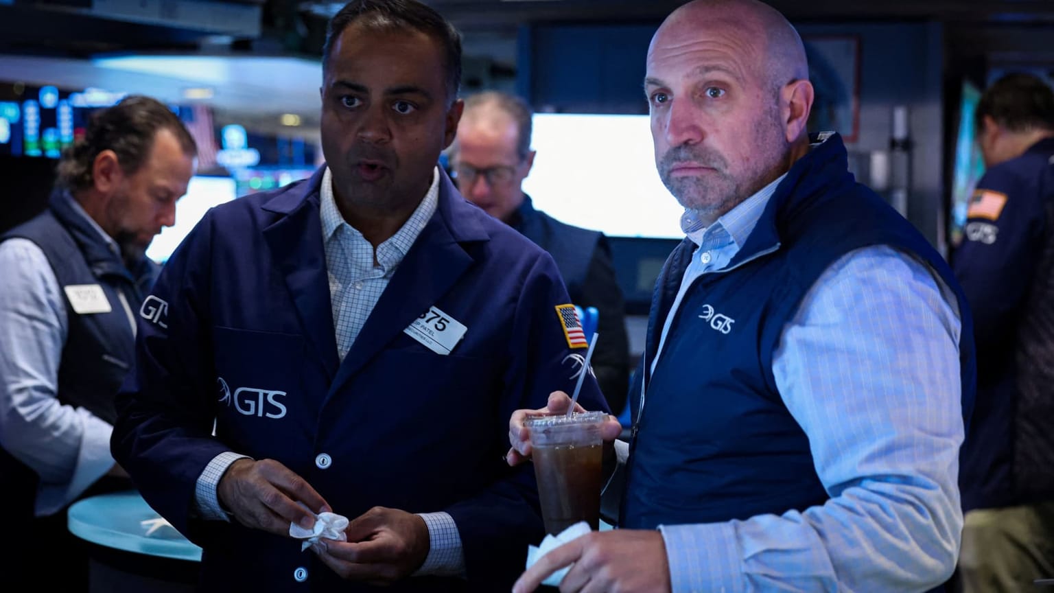 NYSE floor traders in GTS jackets react on the cash close of Monday 28 September 2026, used as the ThriveInMarkets evening-review hero when the S&P 500 closed 7,683.69 down 0.8 percent through Friday's 7,693.08 low, the 10-year Treasury yield jumped to 5.23 percent, and gold last printed about 4,116 dollars