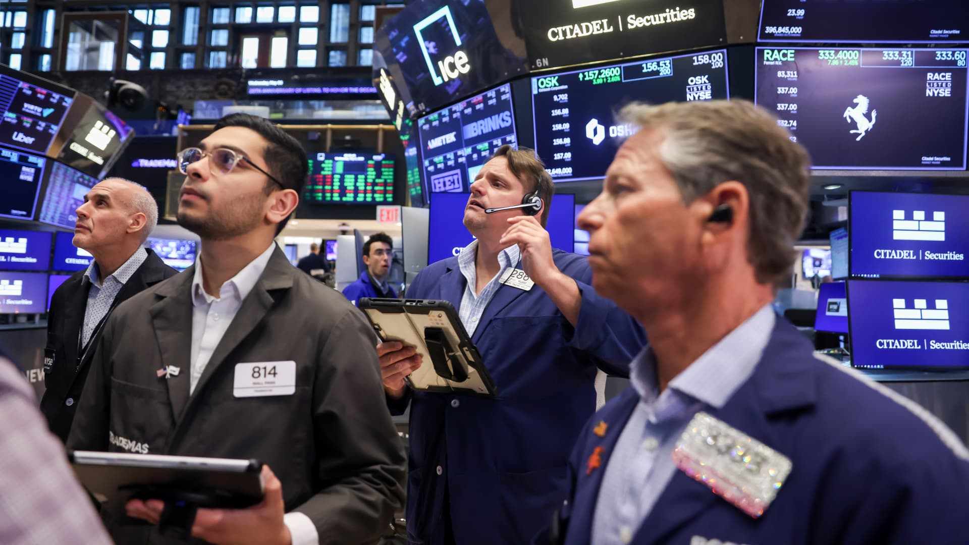 US stock market traders working on the floor as the S&P 500 ES futures hold above 7,384 in the Friday Asia handover after Thursday's tech records were capped by Hormuz fire concerns