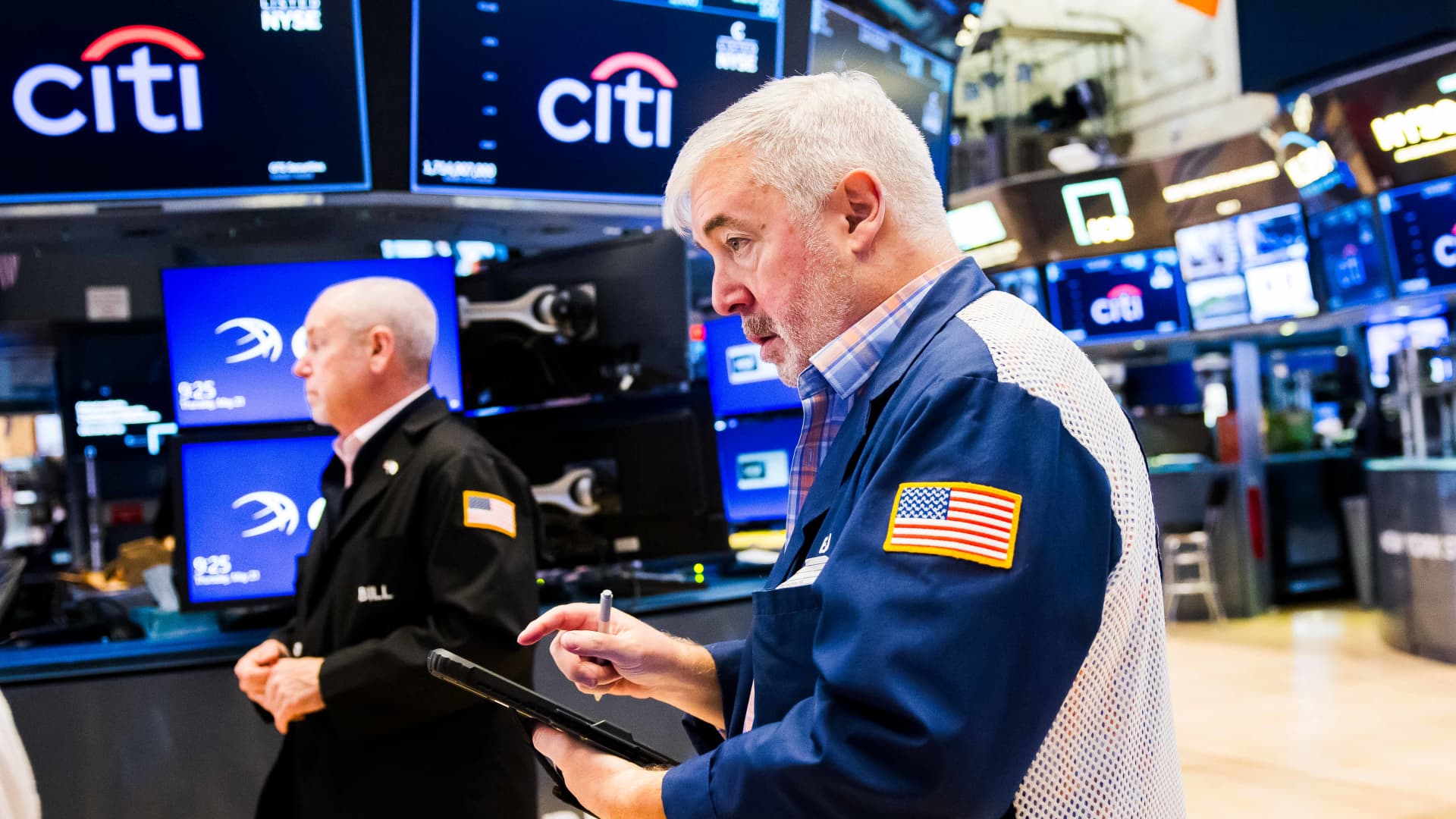 Photograph of traders working on the New York Stock Exchange floor on Thursday May 21 2026 illustrating the post-Nvidia session where the S&P 500 closed at 7,400 down 0.44 percent from the 7,432.97 record set on Wednesday despite Nvidia delivering a blockbuster fiscal Q1 2027 earnings beat with 81.6 billion dollars in revenue versus 79.2 billion dollars consensus and an 80 billion dollar buyback authorization, with Nvidia itself ending the cash session off roughly 1.5 percent on profit-taking yet the broader market lifted on a brief mid-session rally on a bogus Iran-US draft resolution report that the State Department later pushed back on, with the Russell 2000 closing up 1.1 percent and the Dow finishing at an all-time high while ES June futures now sit up 0.34 percent into Friday May 22 2026 putting the S&P 500 on track for an eighth consecutive weekly gain, a streak not seen since 2017