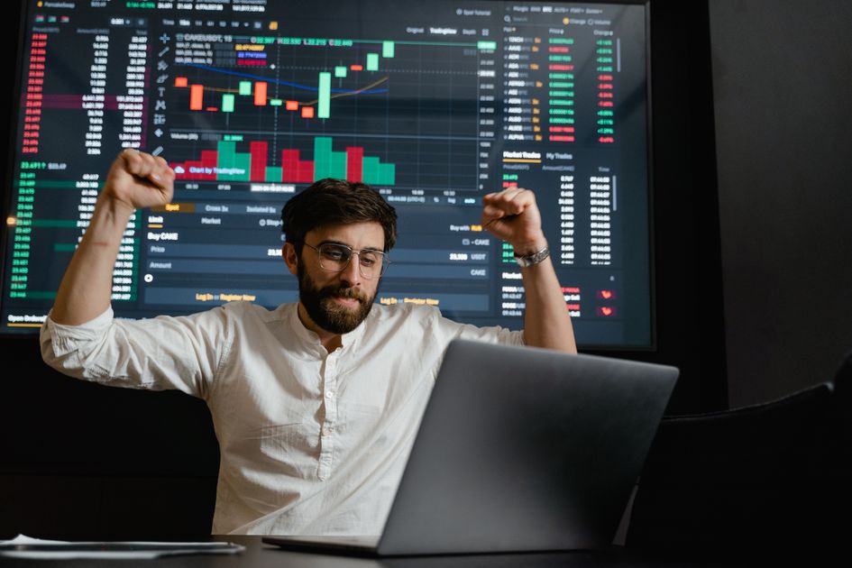 A trader monitoring multiple market charts at a desk illustrating the June 5 2026 ThriveInMarkets morning analysis as Bitcoin slid to its lowest level since March near 62,700 dollars, down about 1.9 percent over 24 hours and nearing a 14.5 percent weekly loss, with US spot bitcoin exchange-traded funds logging their longest run of net redemptions on record at roughly 2.97 billion dollars over ten straight trading days while the stall in the artificial intelligence rally weighed on global risk assets and Ethereum lagged under 1,650 dollars