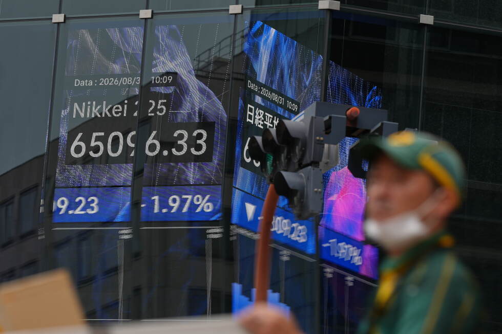 A pedestrian in a cap walks past an electronic Nikkei board showing 65,096.33 in Tokyo on August 31 2026, used as the ThriveInMarkets morning analysis inline image for Tuesday September 1 2026, when overnight E-mini S&P 500 futures held near 7,698 against Monday's 7,686 cash close as Brent stayed above 91 dollars and the US 10-year yield sat near a 20-month high of 4.75 percent into euro-area CPI, ISM manufacturing and JOLTS