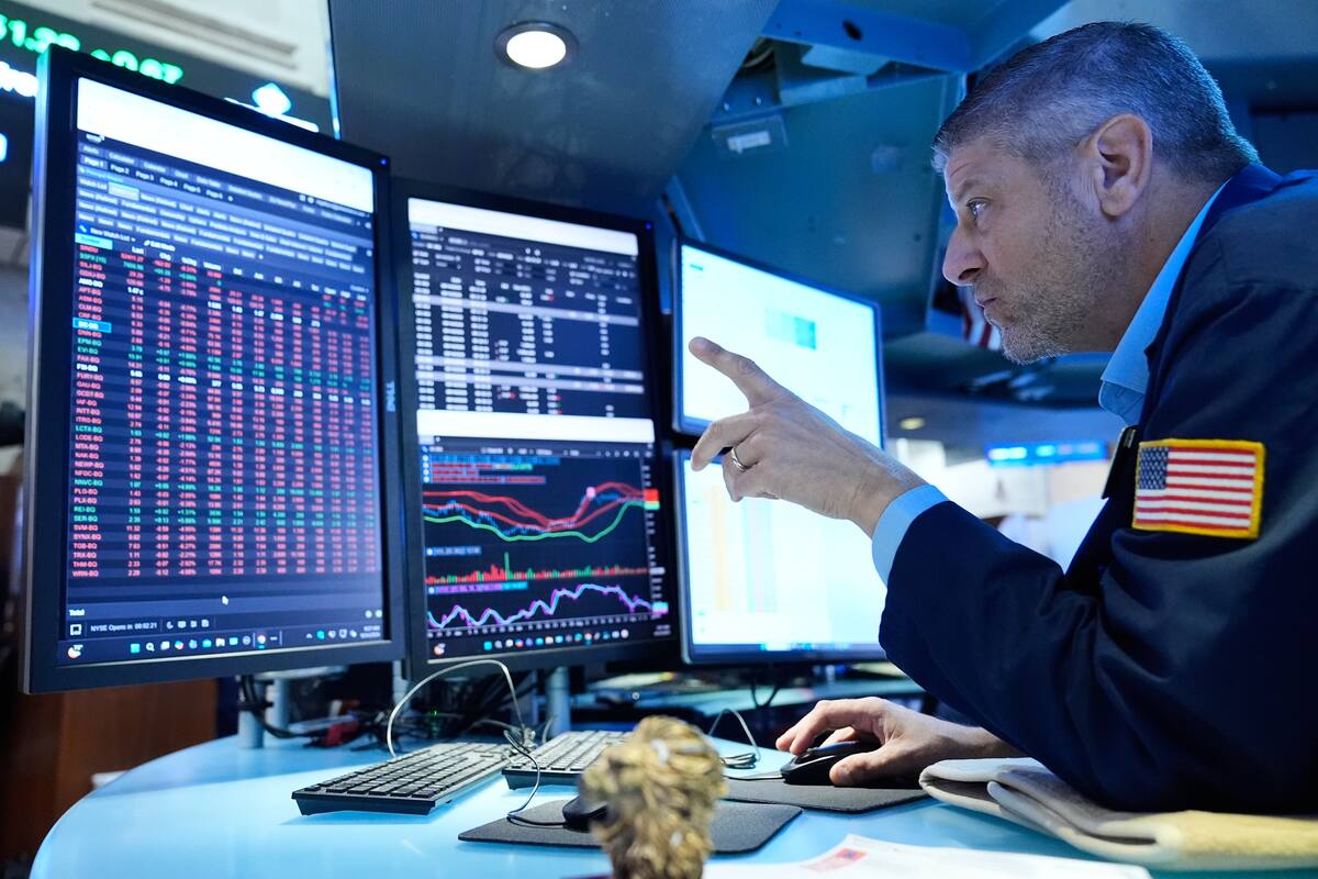NYSE floor trader Michael Gallucchi points at quote screens on 14 September 2026, used as the ThriveInMarkets morning analysis inline image for Tuesday September 29 2026, when overnight E-mini S&P 500 December futures sat near 7,736 against Monday's 7,683.69 cash close and US cash opens 13:30 UTC into JOLTS