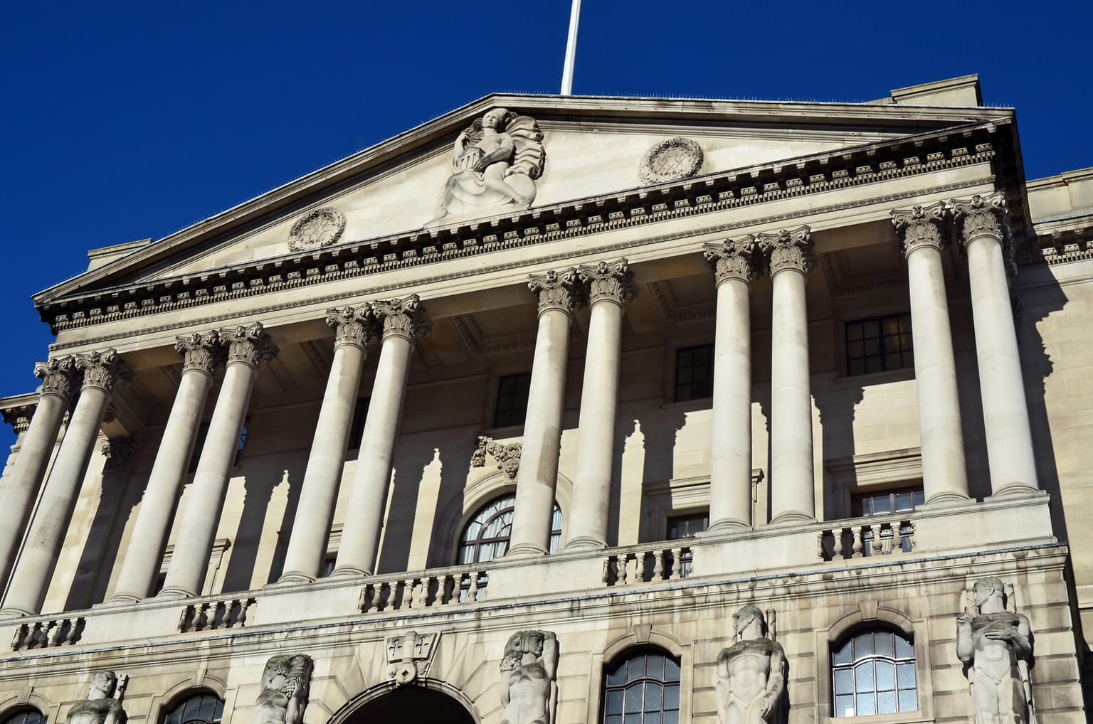 The Bank of England facade on Threadneedle Street, morning analysis for Oct 21 2026
