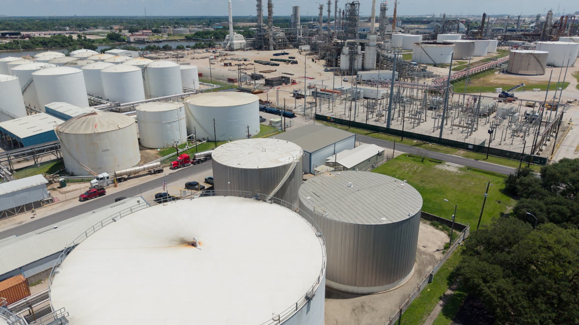 Crude oil and energy infrastructure at dusk representing WTI's slide to roughly 87 dollars and its worst month since 2020 as a reported US-Iran memorandum to reopen the Strait of Hormuz over 60 days disinflated the war premium, ThriveInMarkets weekend recap May 31 2026