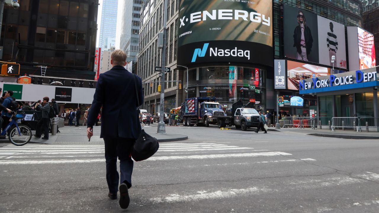A red stock market trading board reflecting the week of May 31 to June 7 2026, when a hotter than expected US May jobs report of 172,000 payrolls revived Federal Reserve rate-hike bets, snapped the S&P 500's 10-week winning streak with a 2.64 percent Friday drop to 7,383.74, drove a semiconductor selloff that wiped roughly 1 trillion dollars from US markets, and sent Bitcoin and Ether to their worst week since the 2022 FTX collapse