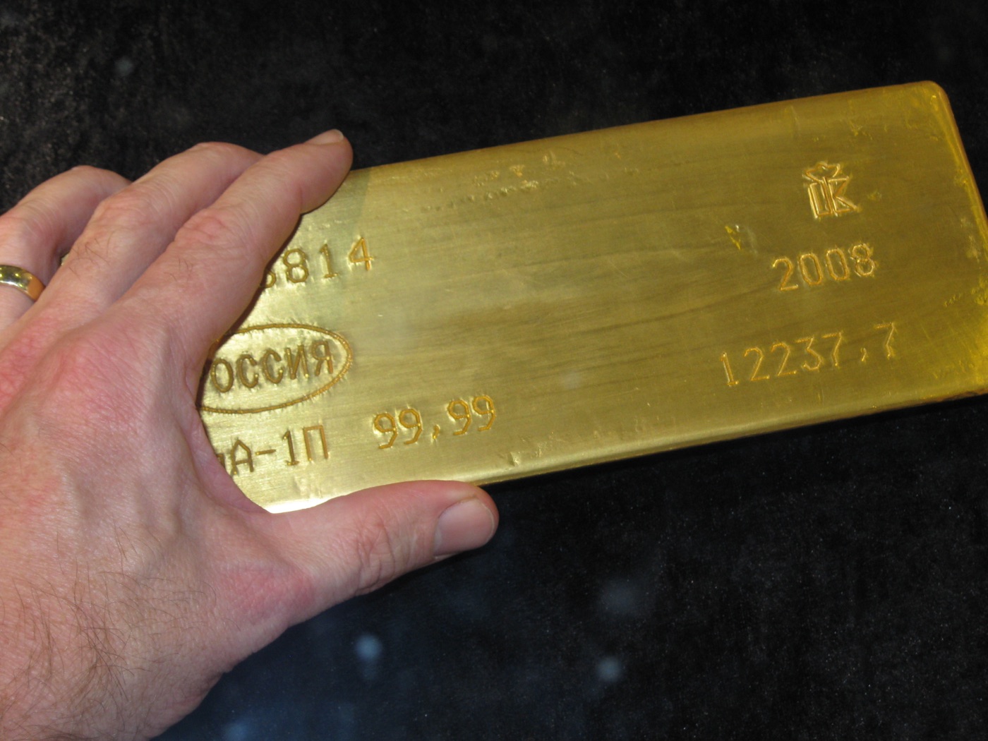 A large 400-ounce gold bar on display, used as the ThriveInMarkets inline image for the September 28 2026 article explaining why a zero-yield gold bar loses ground when the 10-year Treasury yield sits near 5.16 percent
